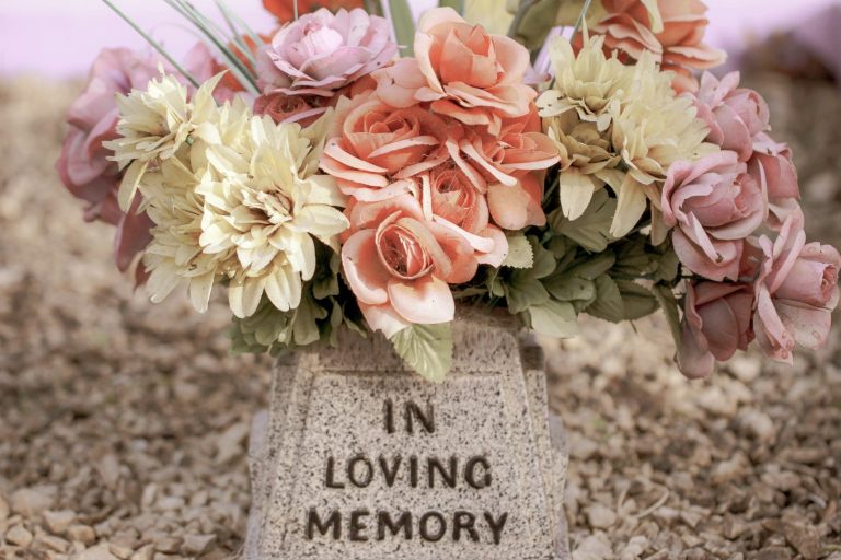 Lapida in living memory con flores color pastel